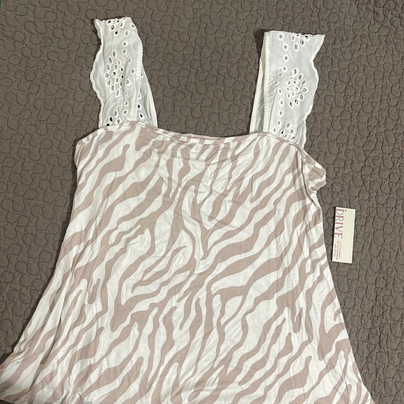 Women’s eyelet flutter-sleeve top - Picture 3 of 10